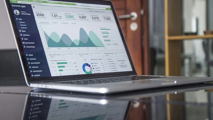 Komputer riba memaparkan papan pemuka analitik laman web