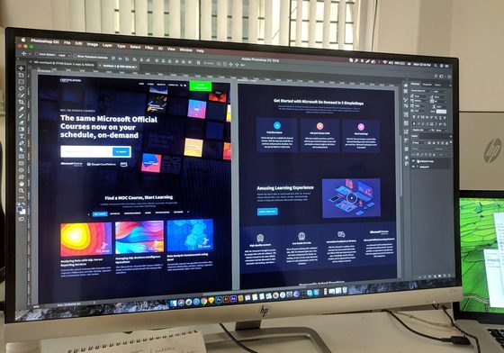 Monitor pereka menunjukkan susun atur laman web sedang direka